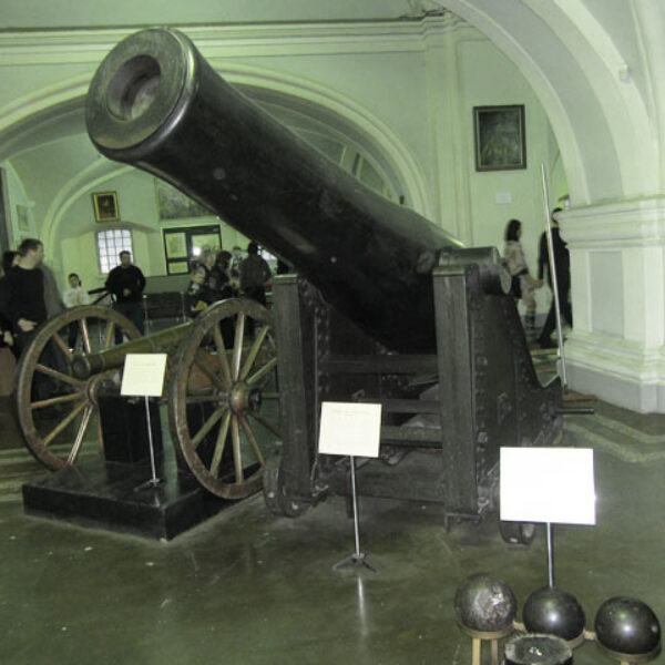 Экспозиция во дворе музея 197- мм крепостная пушка обр.1857 г.
